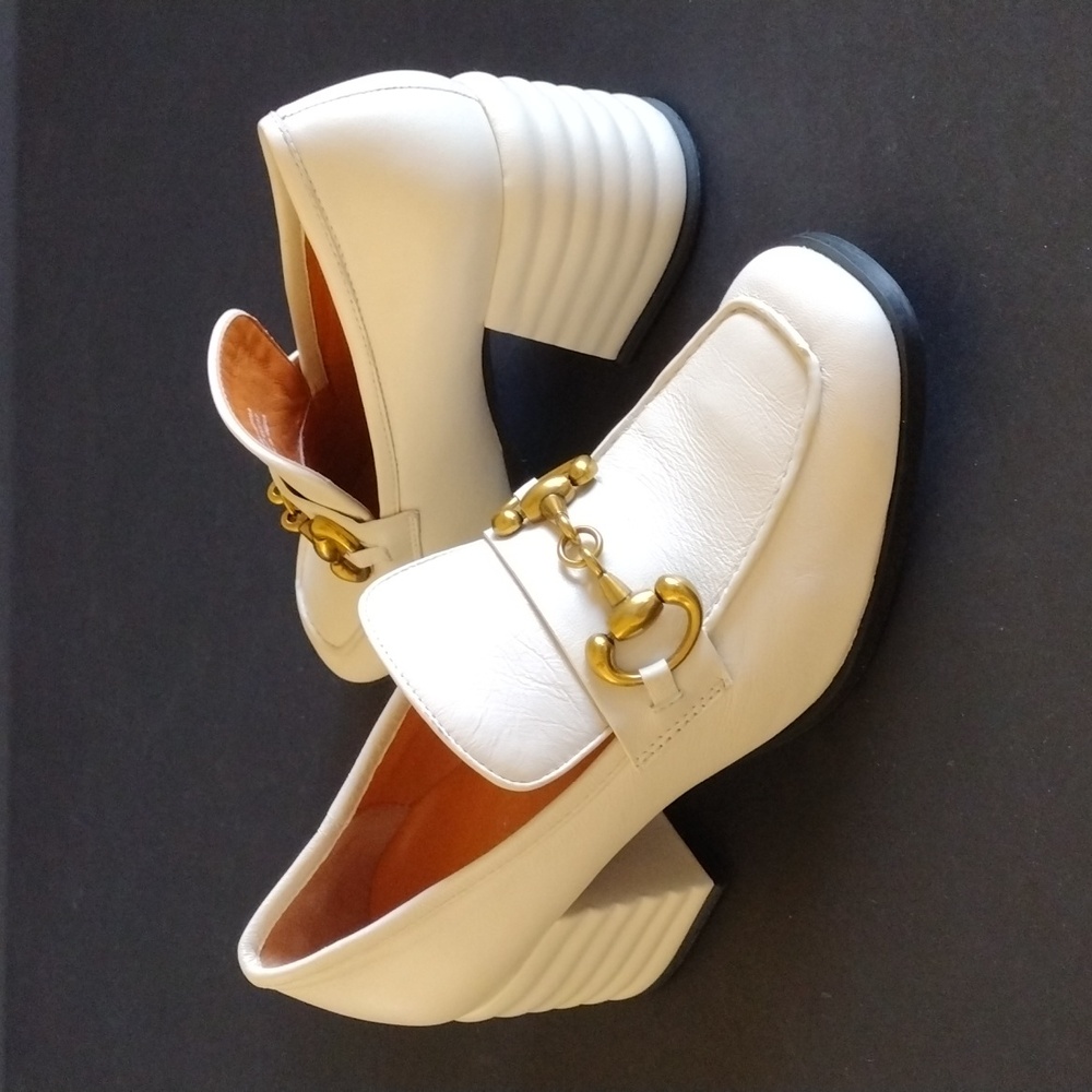 *NWOT SaintG NY Valentina Cream Distressed Leather Handcrafted Moccasins 7 US